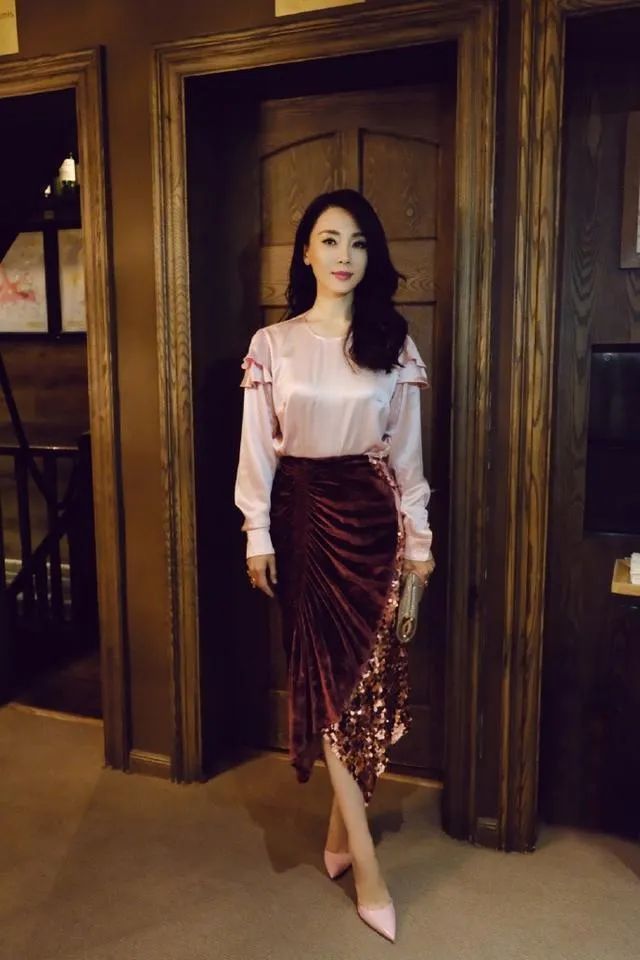 半身裙 女人40岁以后,尽量少用短袖配牛仔裤!学气质穿搭,优雅又减龄