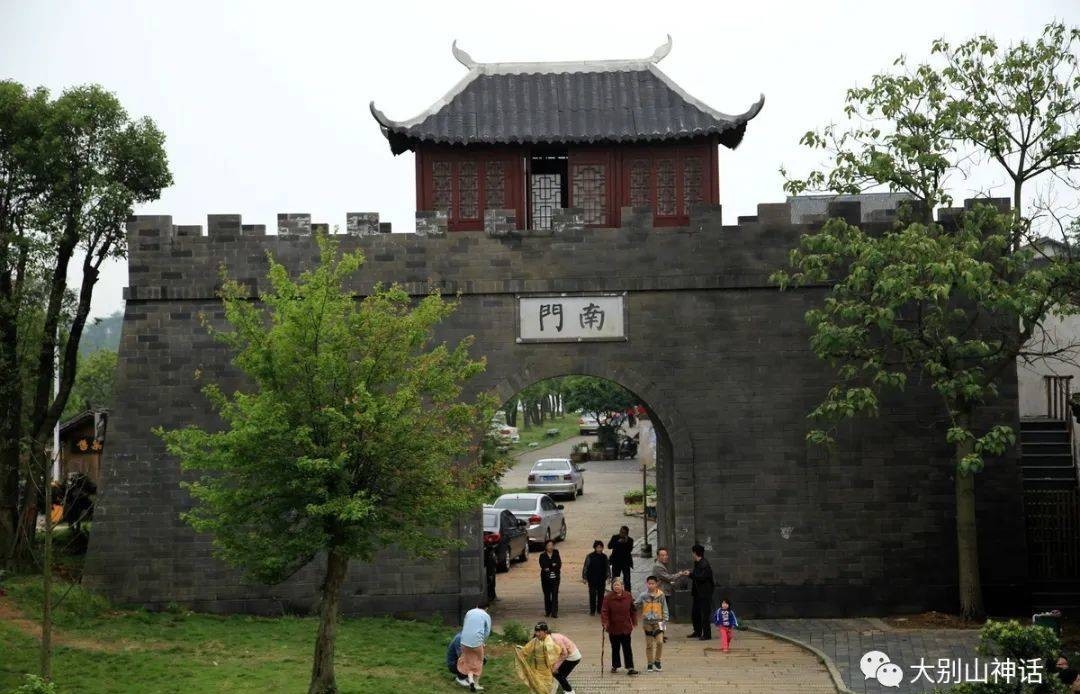 佘汉武旧作二首:竹枝词:国庆节与诗友游靖港古镇