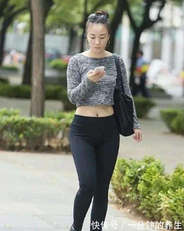 青色 白色一字肩长袖搭配黑色打底裤,清新仙气,穿的更加出彩!