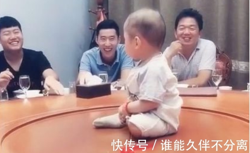 宝宝|爸爸带宝宝去参加酒席,给妈妈发了张照片,妈妈直接笑喷了