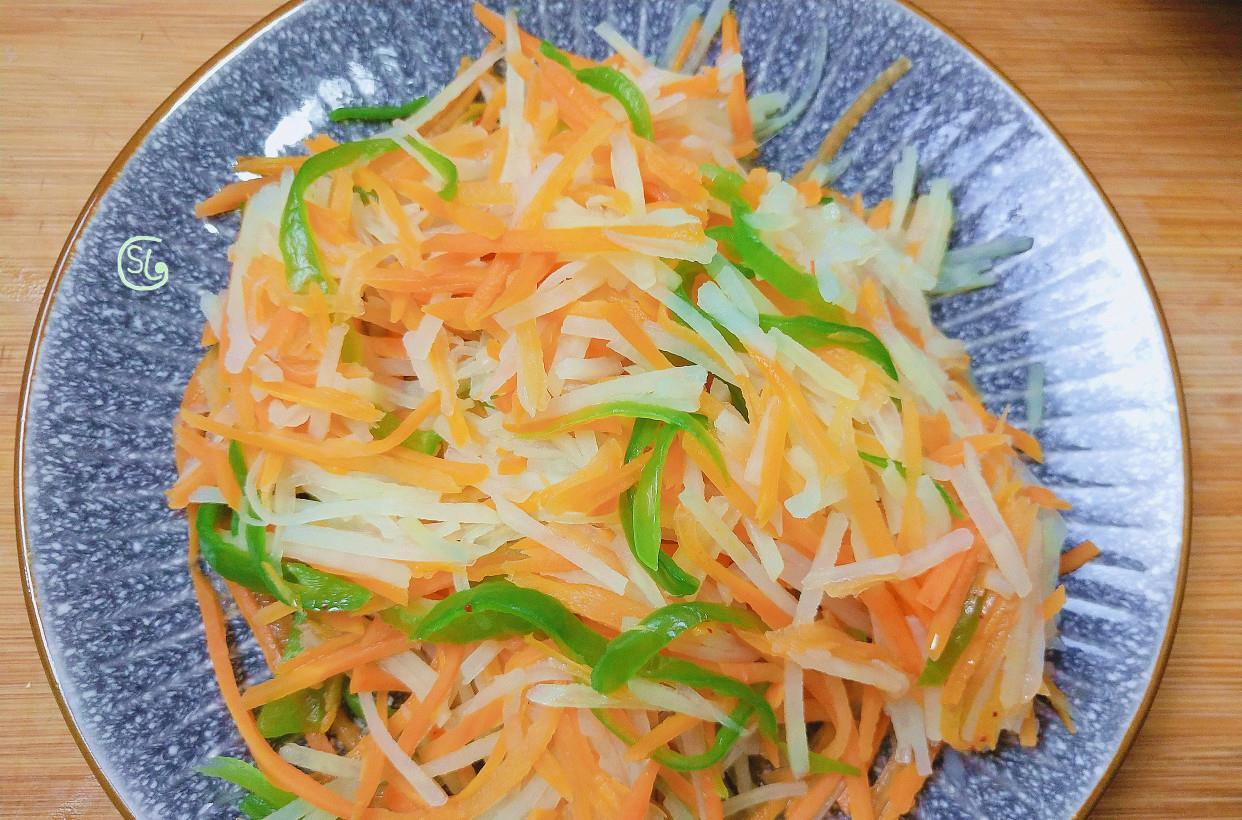 胡萝卜丝|三天两头做一次的凉拌菜,做法简单,酸辣爽口,吃着过瘾