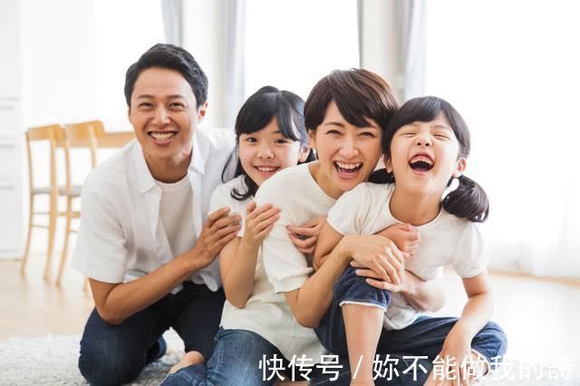 姐姐|啥叫“一物降一物”?在老人面前耍赖皮的妹妹,看到姐姐立马怂了