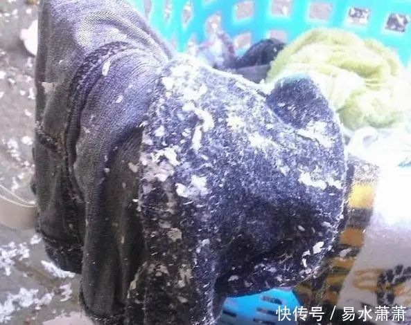 洗衣服只放洗衣液是不够的,教你3个小妙招,衣服干净不打结!