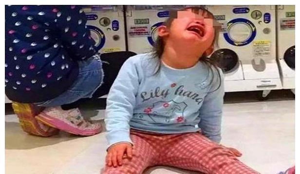 挨打|小女孩跪地哀求:“妈妈你别打我了”,失控的家长真的很可怕