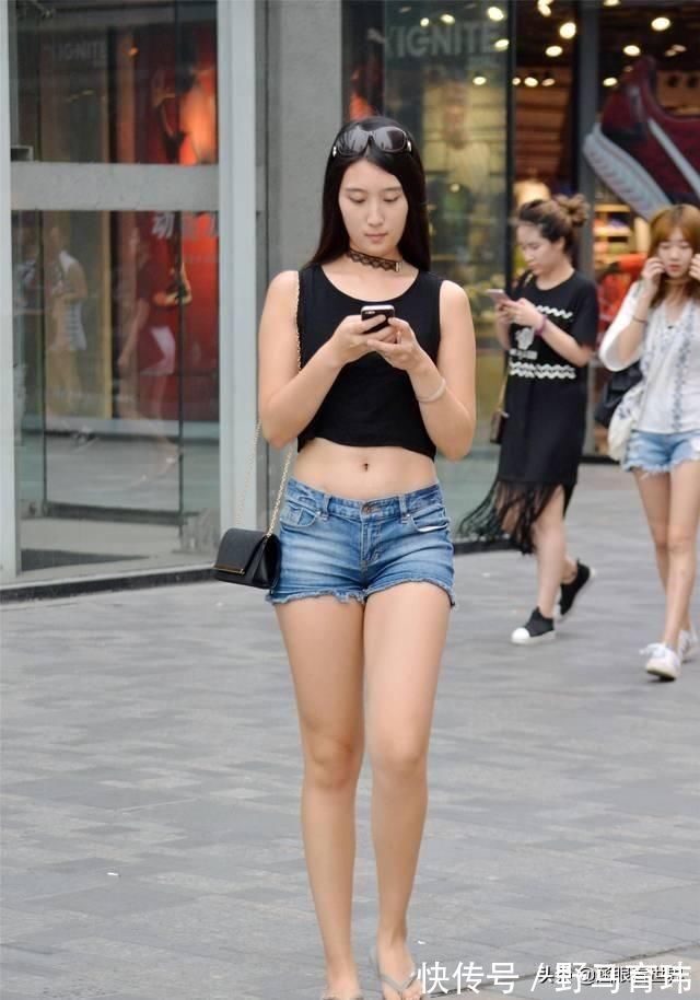 露脐装|低腰牛仔短裤，简单容易就搭配出露脐装，穿出清凉的效果