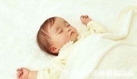 新生儿|为什么新生儿睡觉时喜欢“投降”姿势，儿科医生给出这样的答案