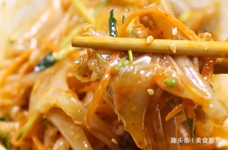 教你在家自制凉皮,不洗面,不揉面,透亮筋道,怎么扯都不断