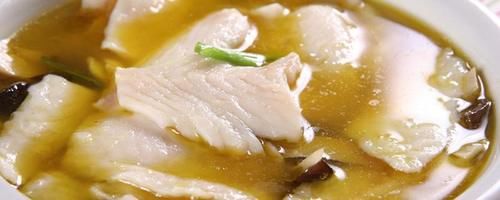  姜片|蒸桂鱼窍门，鱼的两面和肚子抹少量盐，码上姜片，加入料酒