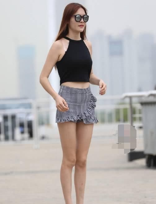 性感|街拍美女小姐姐网格超短裤性感白大腿,跳着舞也是那么的动人