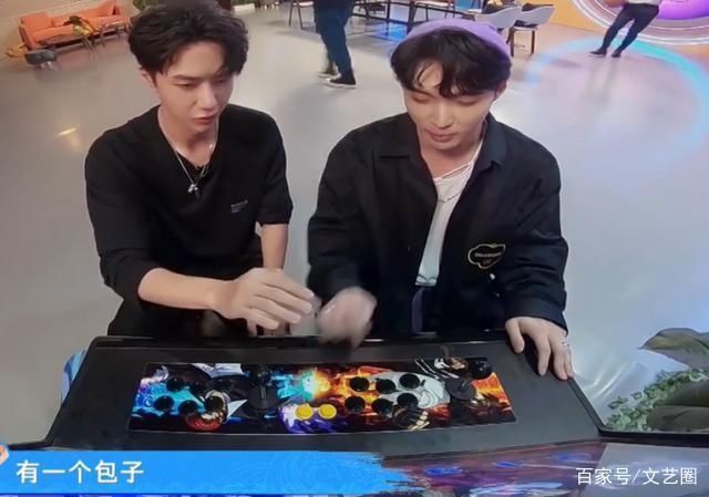 怕被捆绑CP王一博伸手吓得张艺兴猛地后缩拒肢体接触,避嫌明显