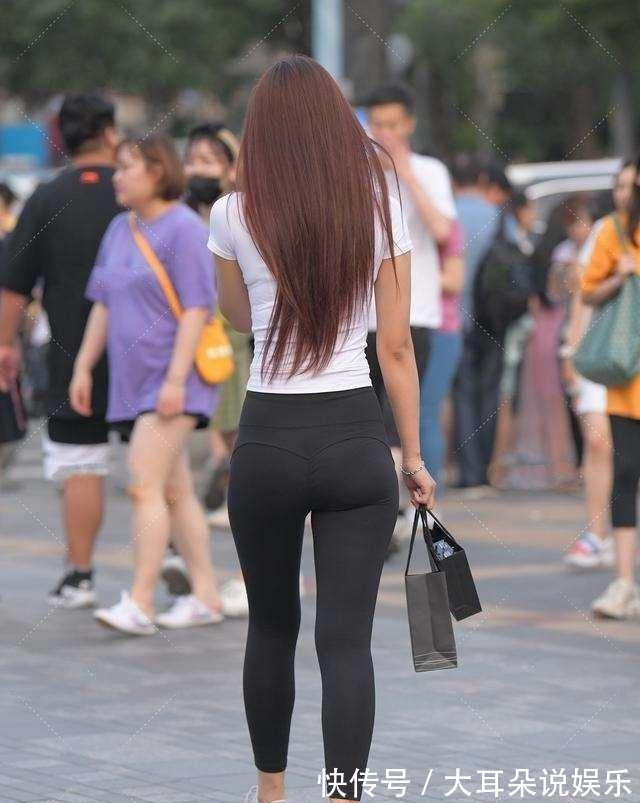肌肤|牛仔裤和姑娘华美气质完美结合，露出迷人的小臂肌肤，凸显身材