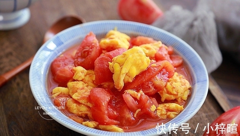 西红柿炒鸡蛋新做法，没放一滴油，用水炒蛋，口感滑嫩，热量更低