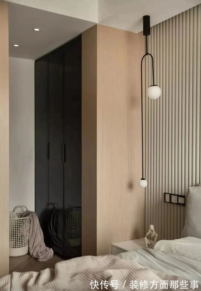 开放式|82㎡现代简约丨入户飘窗变卡座,开放式餐厨厅布局绝了