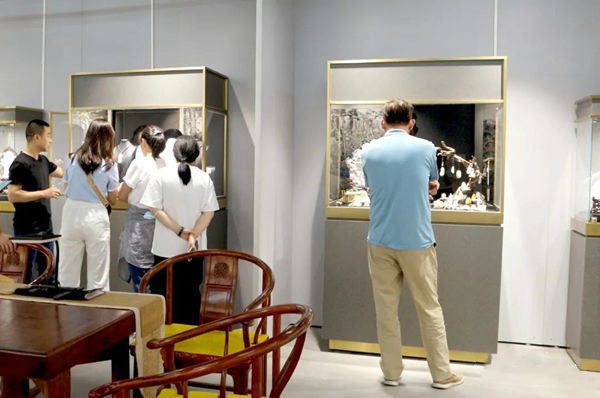 作品展!【展览现场】郑瑰玺大景花鸟画展暨中国玉雕大师作品展火热进行中