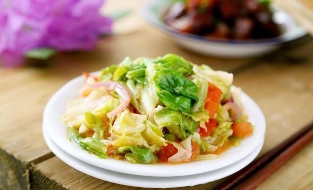 做手撕包菜时,别傻傻直接下锅炒,多做这一步,鲜嫩爽口又美味