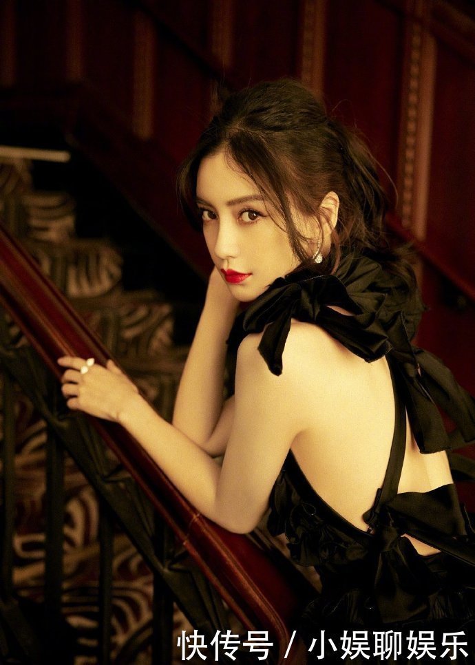 Angelababy一袭波边礼服卷发红唇高贵优雅,后背丝带的设计更显得神秘又性感