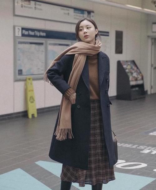 入春后，穿大衣少配裤装，今年流行搭这几款“半身长裙”，很优雅