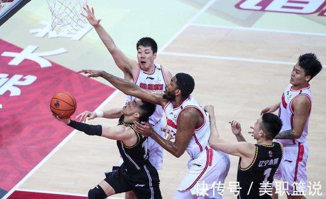 cb瓦妮莎新情况?与NBA湖人队高管晒亲密合照,她的手不知所措
