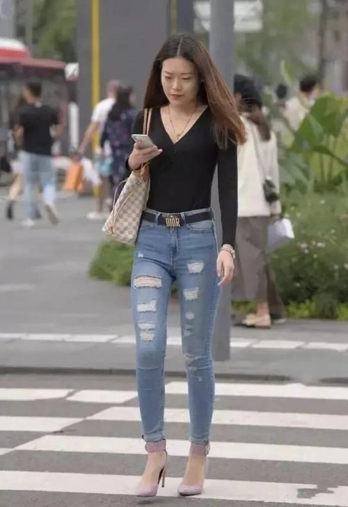 还想啥呢牛仔裤才是“扛把子”，一年四季带你体验别样之美