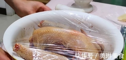 电饭锅|整只鸡往电饭锅里一丢，不加1滴水1滴油，出锅后老婆和儿子抢着吃