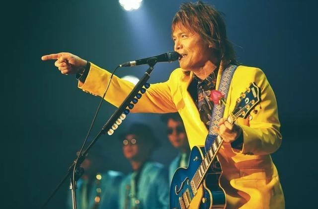 他是搖滾教父,出道30年與妻子丁克17年,52歲坐輪椅演唱