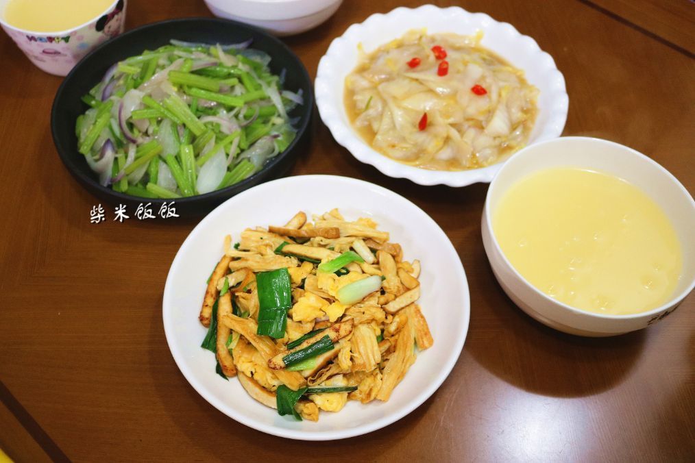 我家今日晚餐,没有肉,3个素菜,朋友说晚餐就应该这样吃