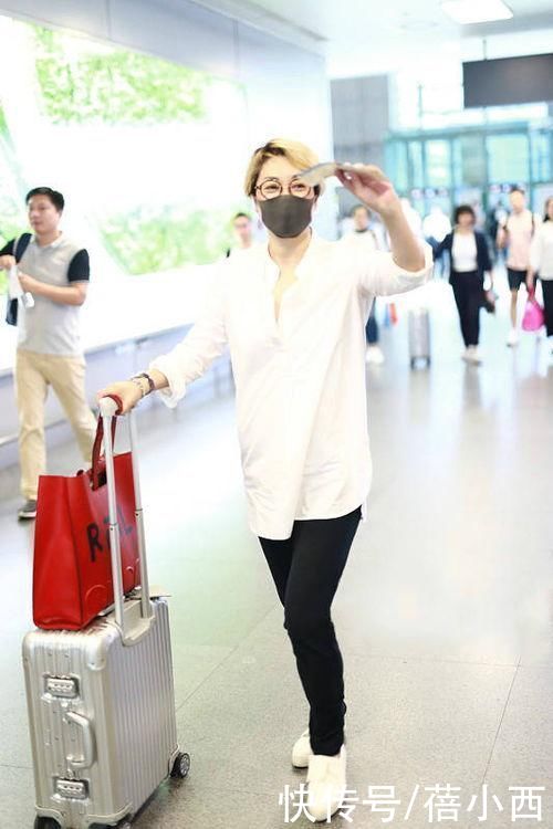 穿搭|58岁毛阿敏越老越时髦，穿白衬衫配牛仔裤走机场，170身材太出挑