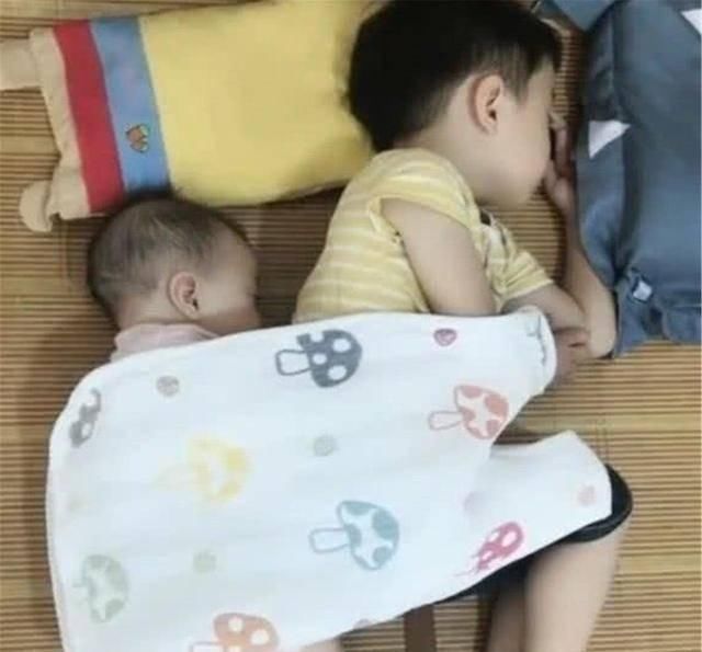 心理准备|俩萌娃睡觉,妈妈掀开被子瞬间被感动,网友国家欠我一个妹妹