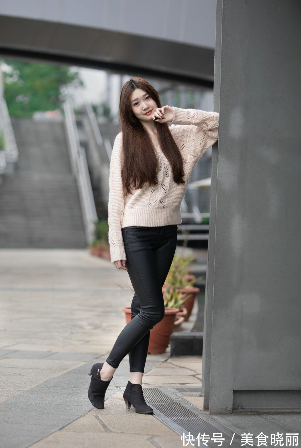 时尚|蓝色牛仔短裤,配麻灰色开叉小衫,让穿搭时髦又显个性