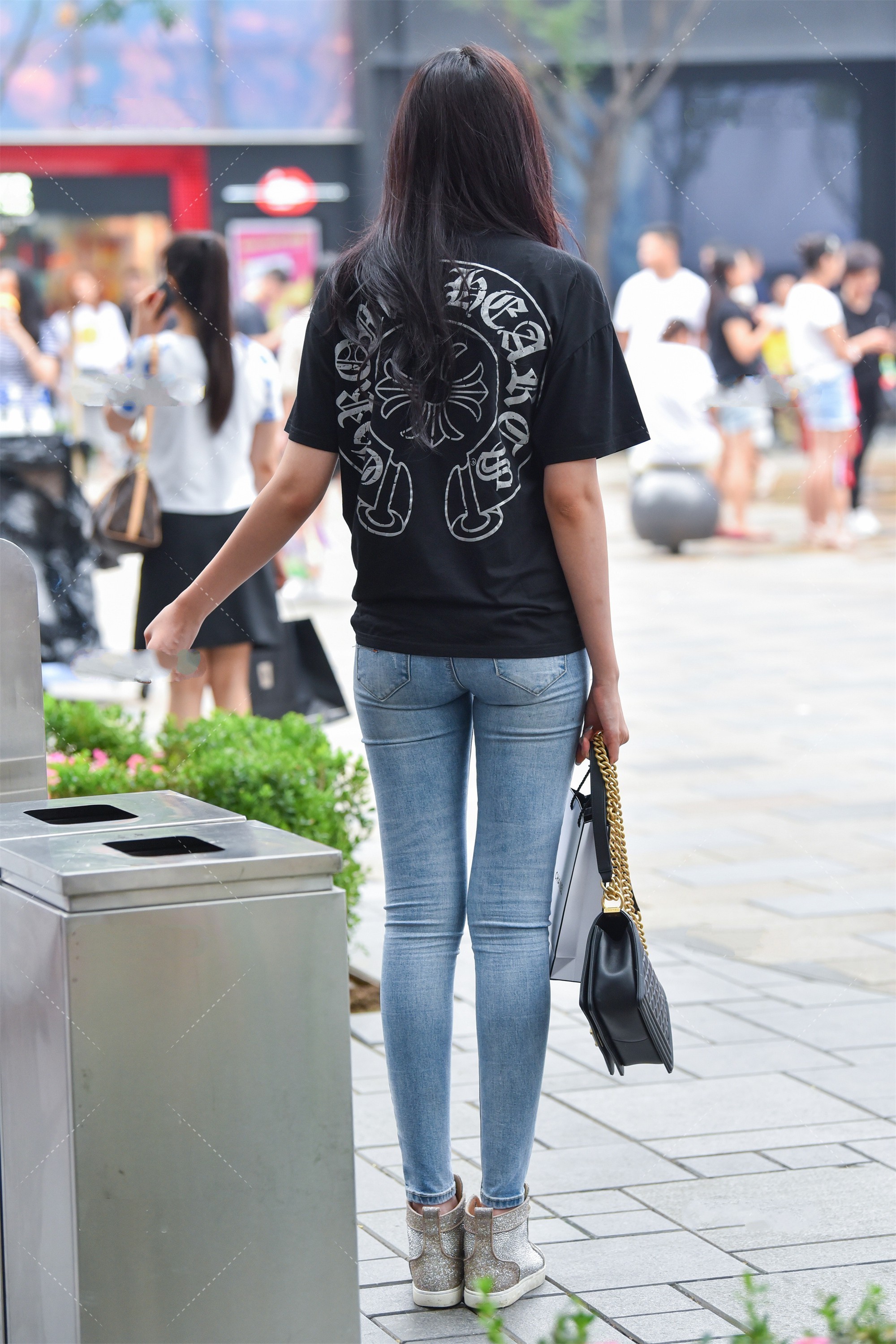 美女|美女街拍:宽松上衣搭配浅蓝色裤子,活力满满,时髦大气