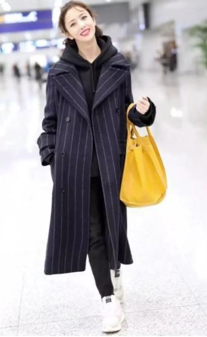 还在大衣配毛衣?太土气!今年流行“1+1”穿法