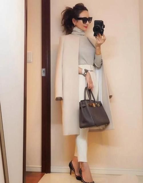 怕冷的女人别穿风衣了！今年流行这“大衣+裤裙”，时髦又保暖