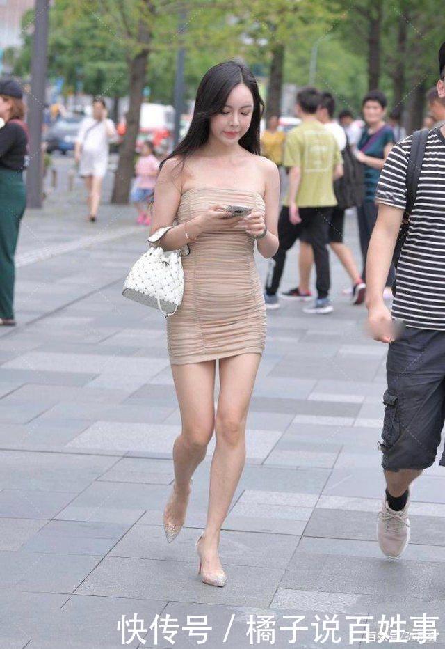 连衣裙搭上透明高跟鞋,俏皮可爱,青春时尚