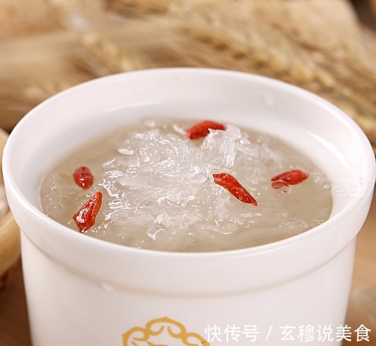 入秋后，女人多喝银耳汤，补充胶原蛋白皮肤细腻有光泽。