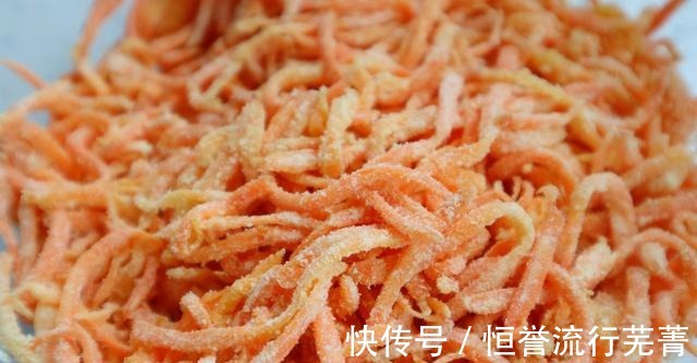 胡萝卜丝|秋天雨水多,遇到这碱性蔬菜记得吃,1块一斤,切丝一蒸营养美味!