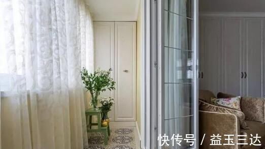 家居|家里阳台别再装推拉门了,占地方还不实用,聪明人都用它来替代