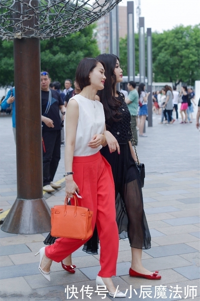 黑白|路人街拍,美女穿黑白条纹衬衣,多出了几分娴静的感觉