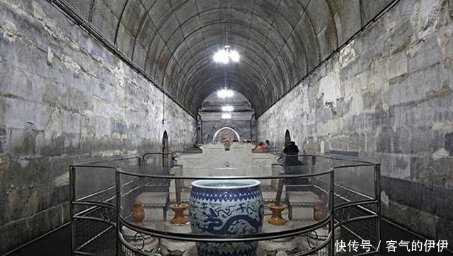 探路|1956年定陵考古:金刚墙打开后散黑烟,考古人员放公鸡探路