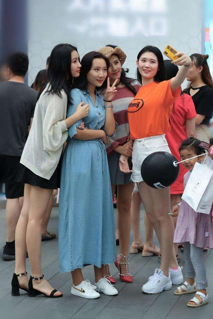 时尚|迷人靓丽的美女街拍自由美搭的美女,时尚富有情调
