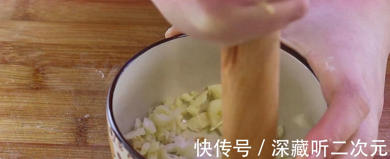 土豆不再炒着吃，教你1个新吃法，不加1滴水，出锅比肉还香