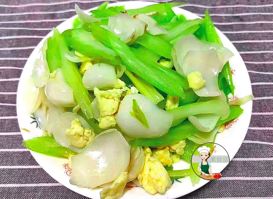 入秋后，记得多吃“一白一绿”，不放肉炒也很鲜香，秋天吃特养人