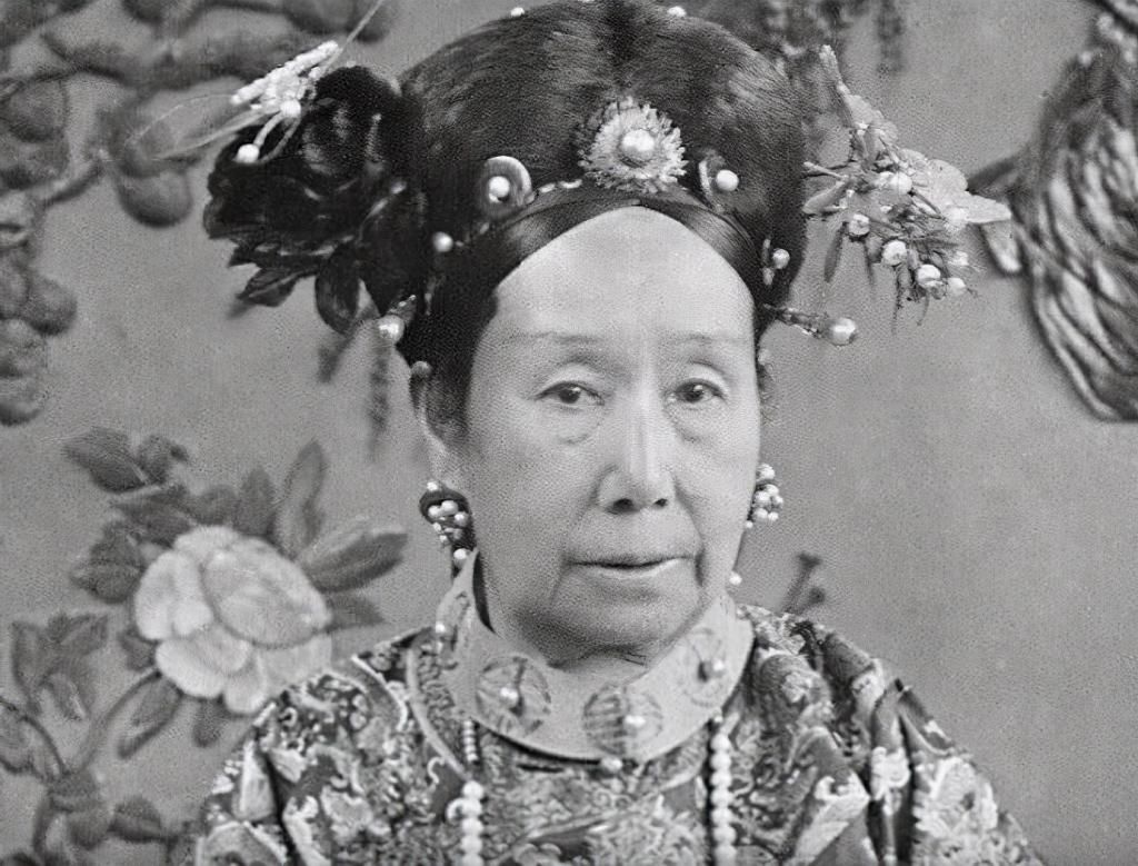 慈禧太后|慈禧太后是怎么度过最后一天的？皇宫里的人痛哭，老百姓却这样做