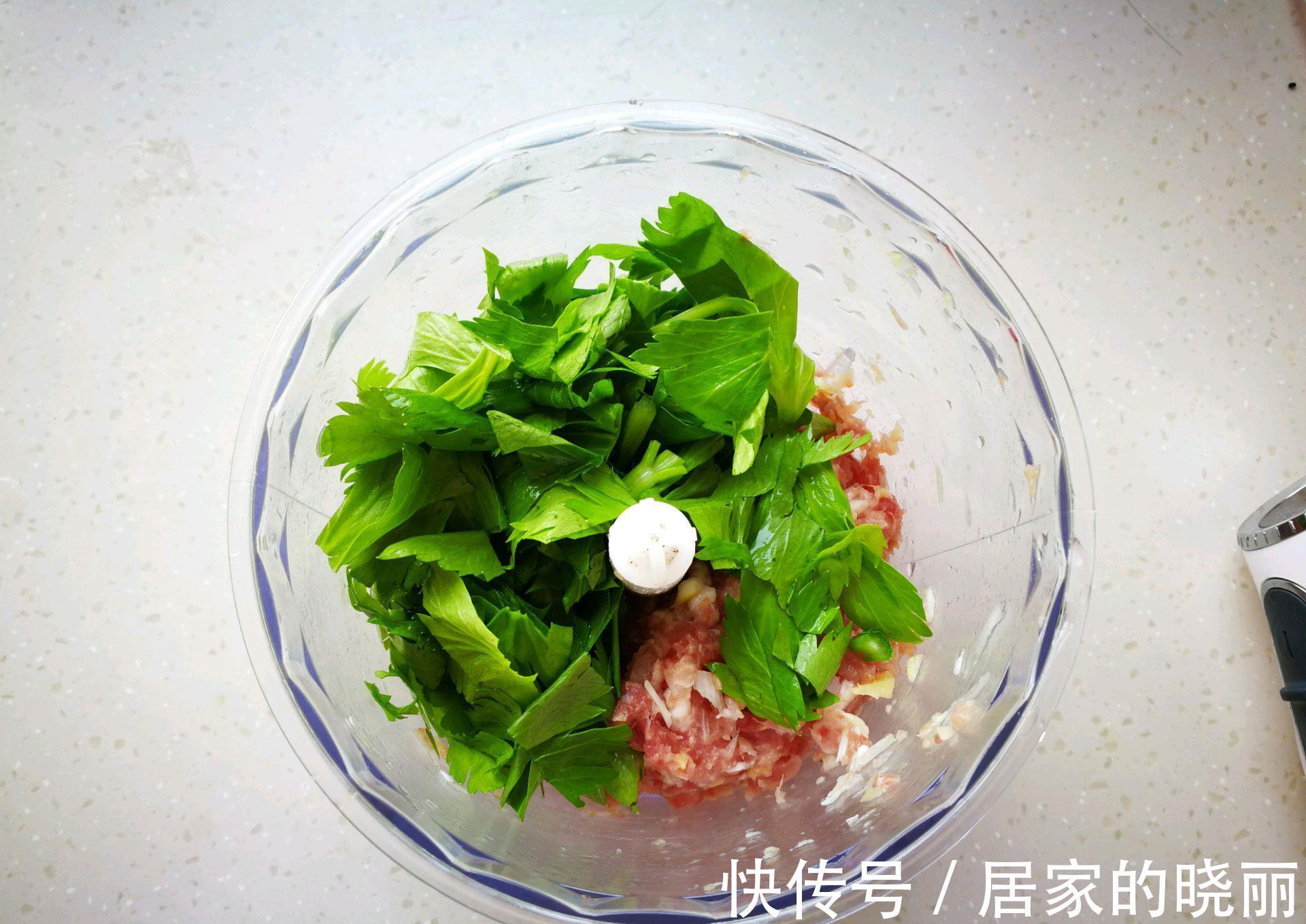 发酵|做一锅热气腾腾的芹菜猪肉包，皮薄馅大，做一次能吃3天