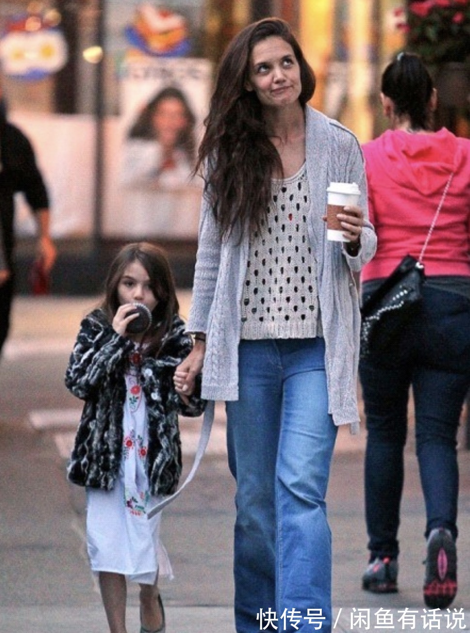 宽松|阿汤哥女儿真随性,穿“肥佬裤”配人字拖就出门,衣品确实是随妈