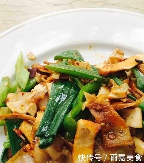 芹菜|豆干不直接炒着吃,加一把芹菜,比吃肉还香,上桌后汤汁都不剩