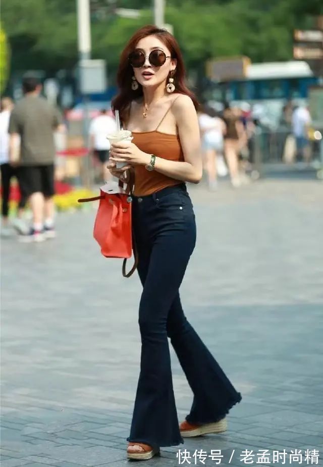 喇叭裤|优非常雅成熟的服装搭配,吊带背心+喇叭裤,简单随性又有时髦感