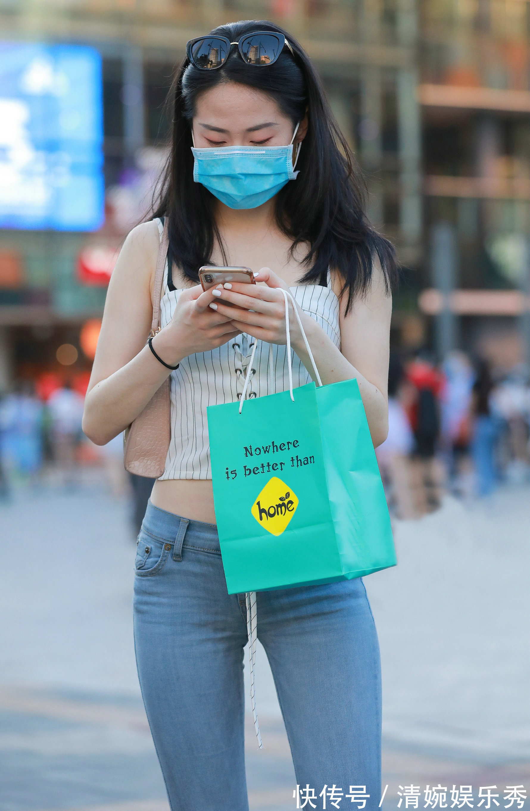 小姐姐 吊带上衣搭配牛仔裤，凸显身材让人眼前一亮