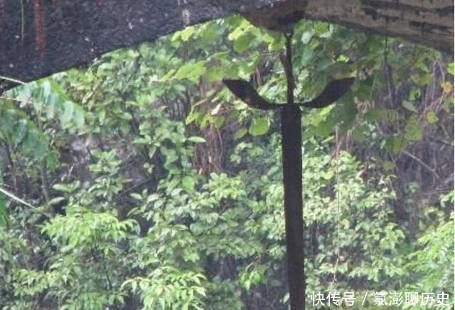 农村古桥下挂有1把古代宝剑,历经百年沧桑价值不菲,却为何无人敢拿?