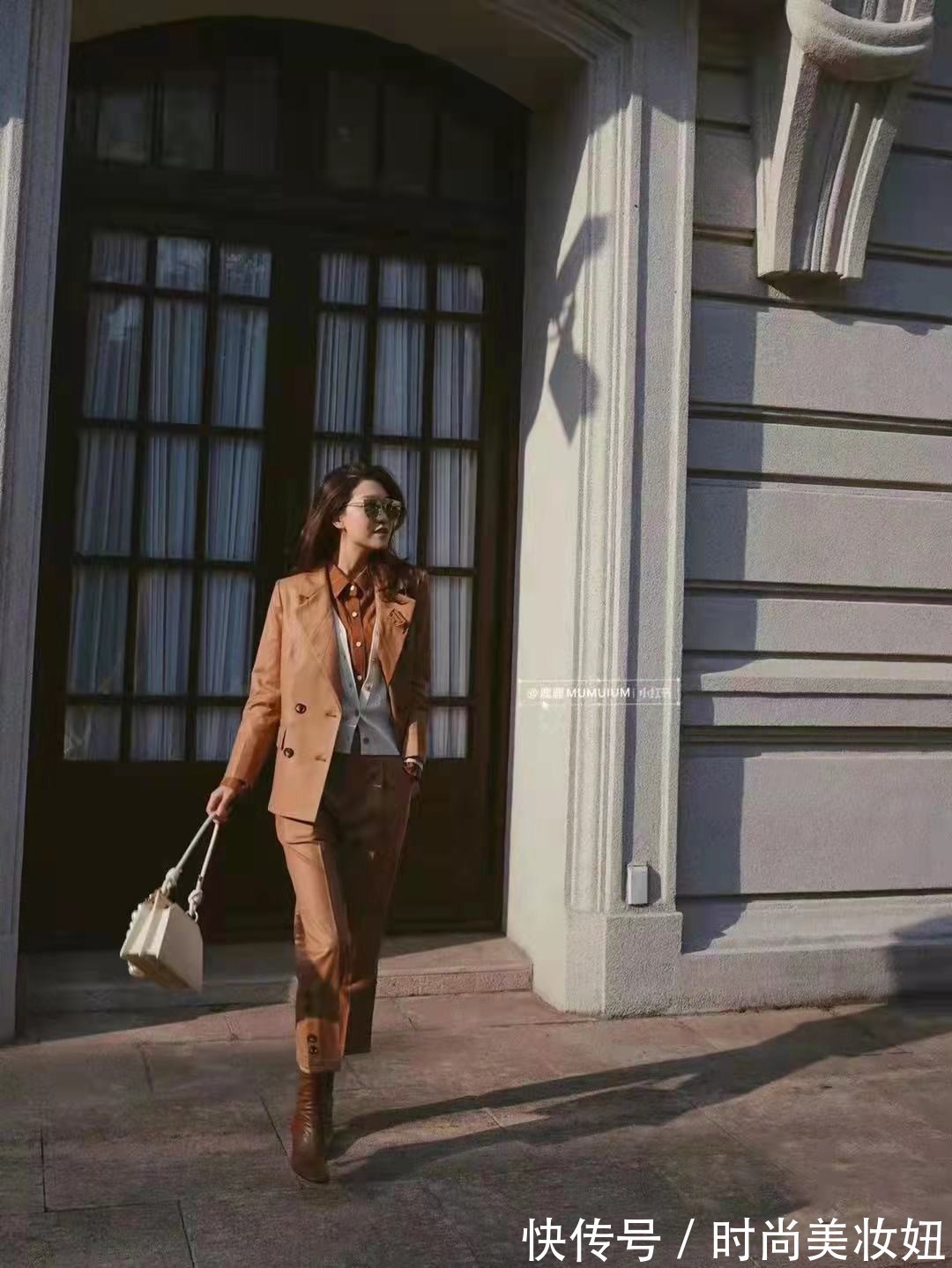时髦|年过50岁的女人,学万能穿搭公式基础色+中性色,高级时髦