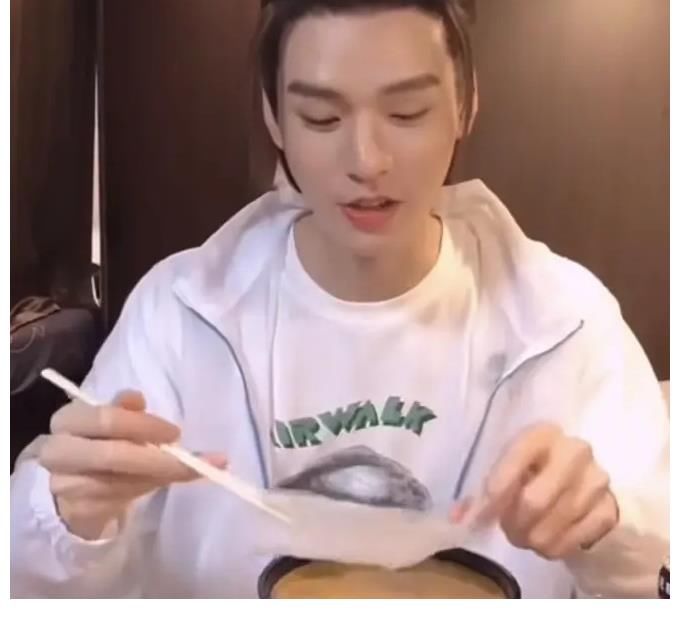 龚俊|网友扒出龚俊早年做菜视频,脸带婴儿肥好青涩,头发浓密羡煞网友